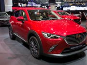 Mazda ruft wegen Brandgefahr weltweit über 100'000 Autos zurück. Darunter sind die Modelle Mazda 2, CX-3 und MX-5. (Bild: KEYSTONE/CYRIL ZINGARO)