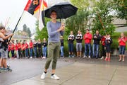 Trotz Regen nicht im Regen stehen gelassen: Applaus für den Athleten aus Teufen. (Bild: Erich Brassel)