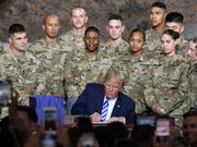 US-Präsident Donald Trump genehmigt am Montag das Budget für die Verteidigungsausgaben der USA. (Bild: KEYSTONE/FR58980 AP/HANS PENNINK)