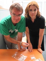 Der Thurgauer Archäologe Urs Leuzinger und Daniela Wiesli beim Begutachten der Wilener Funde. (Bild: Richard Clavadetscher)