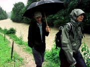 Kein Spaziergang: Bei einer Wanderung entlang der kleinen Emme geriet eine Schulklasse in Not. (Bild: KEYSTONE/GUIDO ROEOESLI)