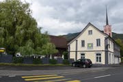 Das Gasthaus Traube soll auch unter den neuen Besitzern seinen Dorfbeizcharakter und kulinarische Erlebnisse behalten. Der Stall links daneben soll laut erster Idee ein kleines Stadthotel werden. (Bild: Thomas Schwizer)