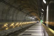 Dreimal pro Woche wird eine der Röhren im Gotthard-Basistunnel für mehrere Stunden gesperrt, um Wartungs- und Erhaltungsarbeiten durchführen zu können. (Bild: Carmen Epp, 13. August 2018)