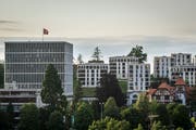 Moderne Stadtvillen auf dem Chrüzacker beim Bundesverwaltungsgericht im Kontrast mit der «Militärkantine». (Bild: Benjamin Manser)
