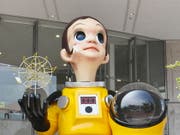 Kommt nicht gut an: Die Statue «Sun Child» von Künstler Kenji Yanobe soll in Fukushima für neue Hoffnung stehen. (Bild: KEYSTONE/EPA JIJI PRESS)