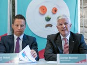 SVP-Nationalrat Christian Imark (SO), links, und GastroSuisse-Direktor Daniel Borner halten nichts von neuen Vorschriften in der Nahrungsmittelproduktion. Sie stellen sich gegen die Agrarinitiativen, über die am 23. September abgestimmt wird. (Bild: KEYSTONE/PATRICK HUERLIMANN)
