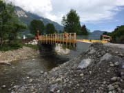 Neu wird der Langsamverkehr auf der provisorischen Baubrücke über die Sarneraa geführt. (Bild: PD)