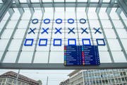 Der Stadtrat hat entschieden: Die Anzeigetafel soll nicht mehr lange unter der binären Uhr am St.Galler Hauptbahnhof hängen. (Bild: Urs Bucher)