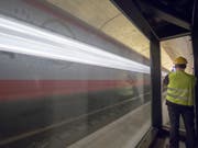 Positive Bilanz: Insgesamt sind in rund 18 Monaten Betrieb rund 70'000 Züge durch den Gotthard-Basistunnel gefahren. (Bild: KEYSTONE/URS FLUEELER)