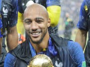 Steven Nzonzi mit dem WM-Pokal (Bild: KEYSTONE/AP/MATTHIAS SCHRADER)