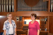 Marie-Louise Eberhard (links) und Monika Bernold-Bissig proben für das «Wiler Sommerorgel»-Konzert. (Bild: Tobias Bruggmann)