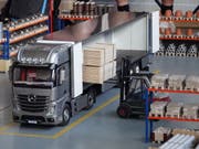 Ein Lastwagen wird im Warenlager vom Hubstapler beladen, da ist Präzision gefragt.