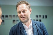 Bekennender Zeitungsfan: Olaf Nicolai in der Kunstzone der Lokremise St. Gallen. (Bild: Ralph Ribi (6.7.2018))