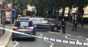 Polizisten stehen vor dem Parlament. (Bild: Keystone)