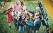 Freuen sich auf die neue Wildvogelstation: Stadträtin Dorena Raggenbass, Liegenschaftsverwalter Peter Bergsteiner, Marion Gessner, Elsbeth Eberle und Melanie Reiff von der Wildvogelstation sowie Tierschutzvereins-Präsident Heinz Lienhard und Architektin Elisabeth Städler. (Bild: Andrea Stalder)