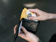 Nur 36 Prozent der Ausgaben werden mit Bargeld bestritten. (Bild: KEYSTONE/CHRISTIAN BEUTLER)