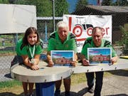 Die Buchser Preisgewinner am Seeli-Cup (von links): Jenny Bernegger war beste Juniorin, Hans Hardegger gewann das Turnier, Peter Müntener wurde Zweiter. (Bild: PD)