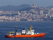 Das Rettungsschiff «Aquarius» der Hilfsorganisationen SOS Méditerranée darf in Malta anlegen. Es hatte am Freitag 141 Menschen aus Booten gerettet und wartete seither die Zuweisung auf einen Hafen. (Bild: KEYSTONE/AP/CLAUDE PARIS)