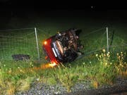 Der Lenker und die Mitfahrerin hatten Glück. Sie bekamen beim Unfall auf der A3 nur Prellungen ab. (Bild: Kapo GL)