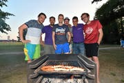 Das Organisationskomitee des Pfuusergrills führt seine letzte Sitzung vor der Veranstaltung ebenfalls an einer Grillstelle durch: Die OK-Mitglieder sind Thomas Meier, Johannes Mader, Vereins- und OK-Präsident Samuel Svec, Roger Gubler, Reto Dünner und Christoph Vogel. (Bild: Manuel Nagel)