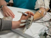 Die Berührung nicht nur sehen, sondern auch fühlen: Durch Kombination zweier Sinneseindrücke konnten Forschende Prothesenträger überzeugen, dass die künstliche Hand zu ihrem Körper gehörte. (Bild: Lifehand 2, Patrizia Tocci)