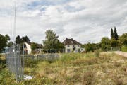 Seit zwei Jahren eine Brache an bester Lage: das «Traube»-Grundstück direkt an der Durchgangsstrasse.(Bild: Markus Schoch)