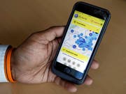 Mit der TCS-App «Travel Safety» können sich Reisende per Handy kostenlos über wichtige Ereignisse informieren und Ratschläge zur Wahrung ihrer Sicherheit einholen. (Bild: KEYSTONE/SALVATORE DI NOLFI)