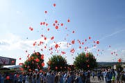 200 Schüler lassen am ersten Schultag im neu renovierten OZ Rosenau Luftballons mit Vorsätzen steigen. (Bild: Stadt Gossau, 13. August 2018)
