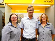 Kajetan Mazenauer übergibt den umgebauten Volg Laden an Angela Haas, stellvertretende Ladenleiterin, (links) und Gabriela Rutz, Ladenleiterin, (rechts). (Bild: Werner Ulrich)