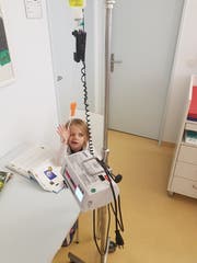 Borreliose: Die kleine Thurgauerin Josy erhält eine Antibiotika-Infusion in Münsterlingen. (Bild: PD)