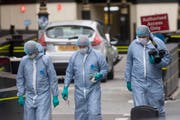 Das Fahrzeug des Festgenommenen vor dem Parlamentsgebäude in London. (Bild: EPA/WILL OLIVER, 14. August 2018)