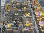 Online-Shopping auf ausländischen Webseiten dürfte ab nächstem Jahr teurer werden. Der Bundesrat hat am Mittwoch beschlossen, dass Versandhändler in Zukunft ab einem bestimmten Umsatz in der Schweiz Mehrwertsteuer bezahlen müssen. (Bild: Keystone/PETER KLAUNZER)
