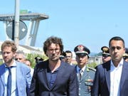 Vize-Ministerpräsident Luigi di Maio (r.) und Verkehrsminister Danilo Toninelli (Mitte) am Mittwoch am Ort der Katastrophe. (Bild: Keystone/EPA ANSA/ALESSANDRO DI MARCO)