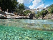 Bei der so genannten Römerbrücke in Lavertezzo im Verzascatal ist eine Italienerin von der Strömung mitgerissen worden - sie starb in der Nacht auf Mittwoch im Spital. (Bild: KEYSTONE/TI-PRESS/PABLO GIANINAZZI)