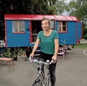 Lea Bucher vor ihrem Wohnwagen namens «Beeri». (Bild: Corinne Glanzmann (Hochdorf, 13. August 2018))