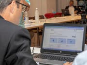 Der baselstädtische Gesundheitsdirektor Lukas Engelberger präsentierte das neue elektronische Patientendossier EPD, das sein Kanton am Mittwoch scharf stellte, gleich mit seinem eigenen e-Dossier vor den Medien. (Bild: KEYSTONE/PATRICK STRAUB)