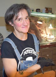Manuela Häusler darf «Fledi» nur mit Handschuhen anfassen – die Bissgefahr ist zu gross. (Bild: Tobias Bruggmann)