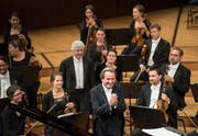 Jubiläums-Applaus für Pianist Rudolf Buchbinder (vorne), Dirigent Peter Oundjian und das Luzerner Sinfonieorchester. (Bild: LF/Priska Ketterer, 14. August 2018)