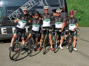 Die zwei Teams des Lippuner Cycling Teams inkl. ein Crewmitglied (v. l.) Markus Rohner, 2er-Team men, Michele Preiti, Crewmitglied, Marcel Fürer, 2er-Team men, Lukas Wiget und Barbara Scherrer, beide 2er-Team mixed Challenge. (Bild: pd)