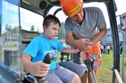 Ein Primarschüler hantiert vor dem Schulzentrum Stacherholz mit Stick und Hebel eines grossen Baggers. (Bild: Max Eichenberger)