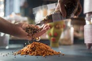 Nanna Rittgardt verbindet mit ihren Gewürzmischungen im Laden Nanna Bunte Küche am Spisertor Tradition mit Kreativität. Sie ist ein klassischer Nischenanbieter. Diese sind das Salz in der Suppe des Detailhandels im Stadtzentrum. (Bild: Michel Canonica)