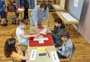 Heinz Dätwyler (stehend) geht seit vier Jahren als Seniorenjasser in die Schulen. (Bild: Christoph Heer)