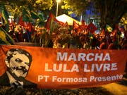Viele Brasilianer wollen, dass der eingesperrte Ex-Präsident des Landes, Luiz Inacio Lula da Silva, wieder Präsident Brasiliens wird. (Bild: KEYSTONE/AP/ERALDO PERES)