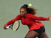 Serena Williams gerät gegen Petra Kvitova in Bedrängnis (Bild: KEYSTONE/AP/JOHN MINCHILLO)