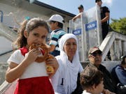 Aufgrund der Lira-Krise steigt der Sesam-Preis: ein türkisches Mädchen isst einen unter dem Namen Simit bekannten Sesam-Kringel. (Bild: KEYSTONE/EPA/TOLGA BOZOGLU)