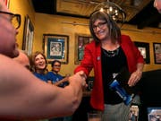 Die US-Demokraten haben Christine Hallquist in Vermont als Gouverneurs-Kandidatin aufgestellt - Sie ist die erste Transgender-Frau, die für eine der grossen Parteien für ein Gouverneursamt kandidiert. (Bild: KEYSTONE/AP/CHARLES KRUPA)
