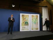 Nationalbank-Vizepräsident Fritz Zurbrügg präsentiert in Zürich die neue 200er-Note. (Bild: AWP/Johannes Brinkmann)