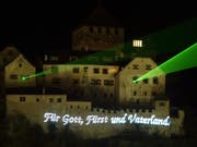 Schon im Hitzesommer 2003 war auf ein Feuerwerk verzichtet worden. Besucherinnen und Besucher konnten am Liechtensteiner Staatsfeiertag eine Lasershow verfolgen (Archivbild). (Bild: KEYSTONE/ARNO BALZARINI)