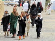 Kinder in Yemen auf der Flucht: Das Uno-Kinderhilfswerk Unicef unterstützt Kinder in Armut, humanitären Krisen und bewaffneten Konflikten. (Bild: KEYSTONE/EPA/YAHYA ARHAB)