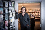 Leonie Schwendimann in der Buchhandlung zur Rose. (Bild: Ralph Ribi)